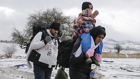 Migrantai keliauja per žiemos kaustomą Serbiją