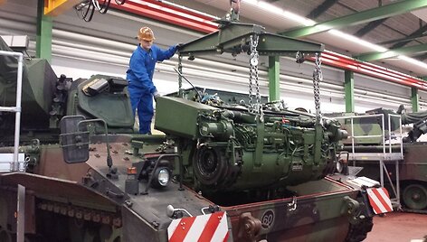 Lietuvos kariai Vokietijoje semiasi haubicų PzH2000 valdymo patirties