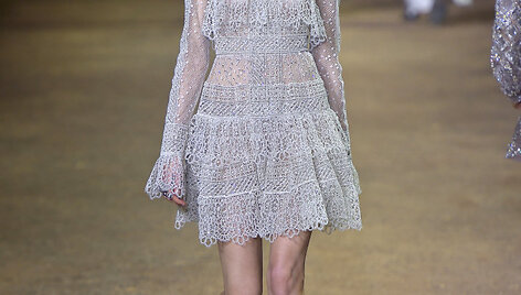 &bdquo;Elie Saab&ldquo; 2016 m. pavasario-vasaros kolekcijos modelis