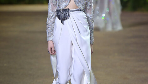 &bdquo;Elie Saab&ldquo; 2016 m. pavasario-vasaros kolekcijos modelis