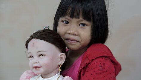 Užkalbėtos tailandiečių lėlės &ndash; vaikai-angelai &ndash; tikima atne&scaron;a laimę ir turtus