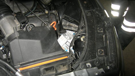 Automobilyje slėptos kontrabandinės cigaretės
