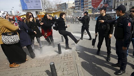 Moters dienos minėjimas Stambule baigėsi policijos &scaron;ūviais į moteris