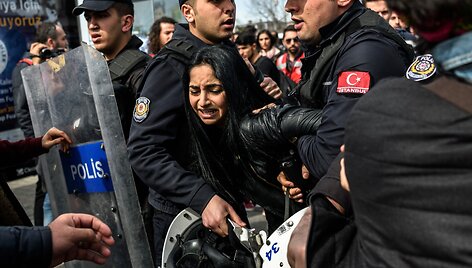 Moters dienos minėjimas Stambule baigėsi policijos &scaron;ūviais į moteris
