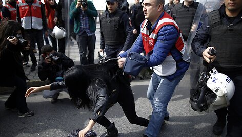 Moters dienos minėjimas Stambule baigėsi policijos &scaron;ūviais į moteris