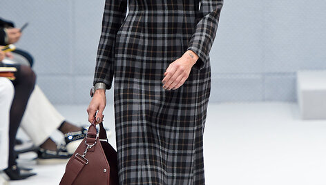 &bdquo;Balenciaga&ldquo; 2016 m. rudens-žiemos kolekcijos modelis
