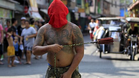 Filipinuose tikintieji kra&scaron;tutinėmis priemonėmis atkartoja Kristaus nukryžiavimą