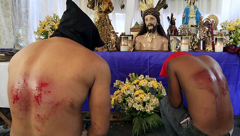 Filipinuose tikintieji kra&scaron;tutinėmis priemonėmis atkartoja Kristaus nukryžiavimą