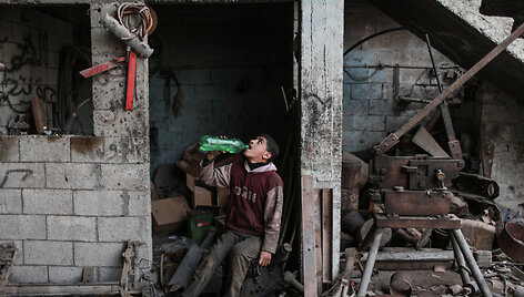 Paaugliai palestiniečiai, dirbantys mechanikais, kad galėtų padėti savo &scaron;eimoms