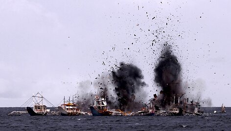 Indonezija sprogdina jos vandenyse žvejojančius nelegalius žvejybinius laivus