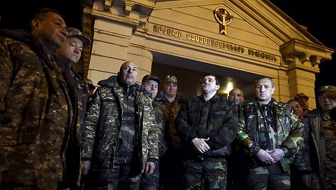 Pasiskelbęs Kalnų Karabacho premjeras Ara Arutiunjanas (antras i&scaron; de&scaron;inės)