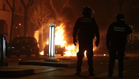 Paryžiuje tęsiasi demonstrantų ir policijos susirėmimai