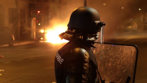 Paryžiuje tęsiasi demonstrantų ir policijos susirėmimai