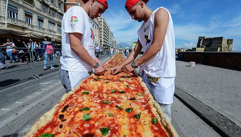 Neapolyje i&scaron;kepta 2 km ilgio pica