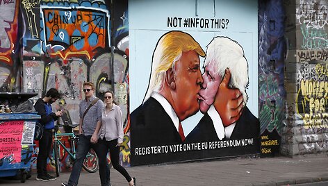 Donaldo Trumpo ir Boriso Johnsono bučinio pie&scaron;inys Bristolyje