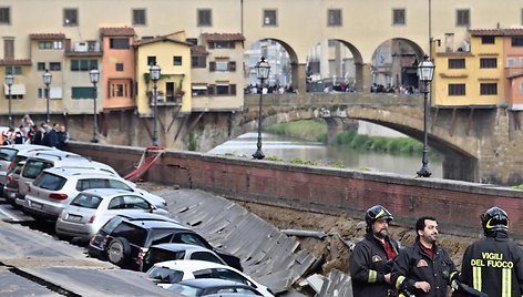 Florencijos centre įgriuvo gatvė prie garsiojo Senojo tilto