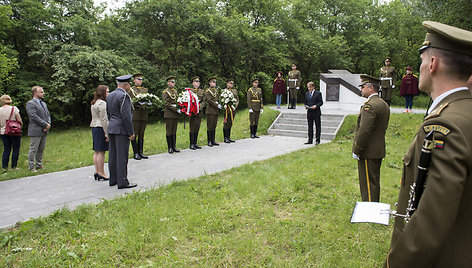 Salvėmis buvo pagerbti žuvusieji „Už mūsų ir jūsų laisvę“ 1831 m. sukilimo dalyviai