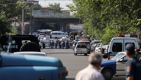 Ginkluota grupė užėmė policijos ir Vidaus reikalų ministerijos pajėgų pastatą Jerevane