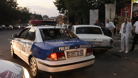 Jerevane tęsiantis įkaitų krizei protestuotojai susirėmė su policija