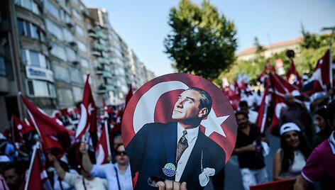 Turkijoje &bdquo;vienybės&ldquo; mitingas pasmerkė perversmą