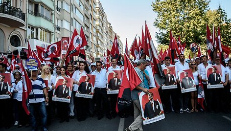 Turkijoje &bdquo;vienybės&ldquo; mitingas pasmerkė perversmą