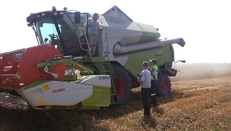 Kauno rajone policijos ir prie&scaron;gaisrinės apsaugos pareigūnai tikrino žemės ūkio techniką