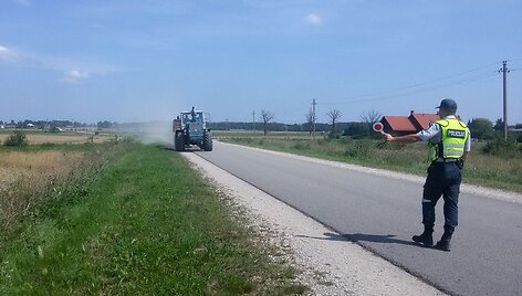 Kauno rajone policijos ir prie&scaron;gaisrinės apsaugos pareigūnai tikrino žemės ūkio techniką