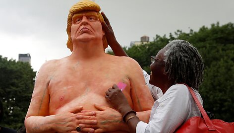 Nuogo Donaldo Trumpo skulptūra Niujorke