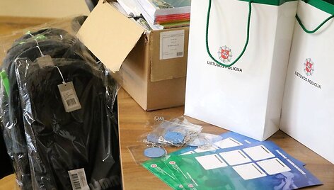 Kauno policijos pareigūnai padovanojo mokyklinių reikmenų daugiavaikei &scaron;eimai