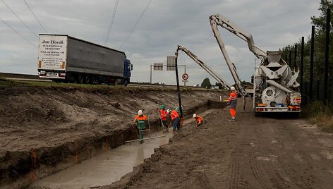 Prancūzijoje prie Kalė migrantų stovyklos prasidėjo sienos statybos