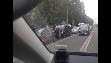 vilniuje-i-avarija-pateko-mokomasis-automobilis