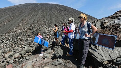 Nikaragvoje turistai kviečiami leistis nuo ugnikalnio &scaron;laito