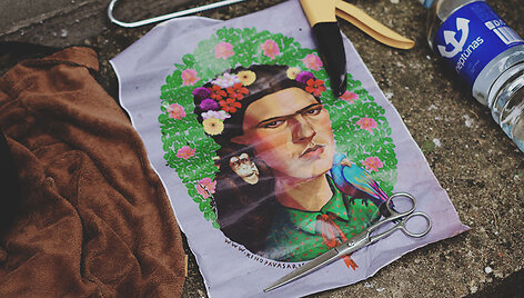 Menininkė Paulė Bocullaitė ir jos Frida Kahlo pie&scaron;inys ant statistikos departamento pastato sienos