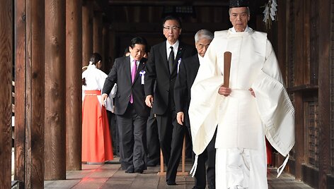 Japonijos įstatymų leidėjai prie&scaron;taringai vertinamoje karo &scaron;ventykloje