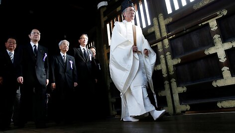 Japonijos įstatymų leidėjai prie&scaron;taringai vertinamoje karo &scaron;ventykloje