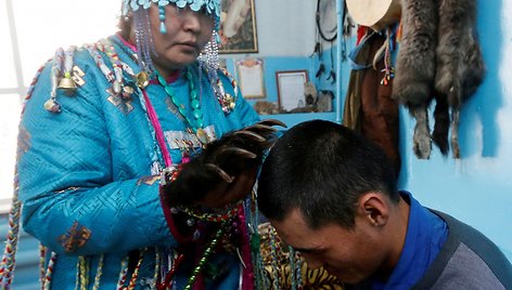 Tuvos regiono šamanai atlieka ritualines apeigas ir egzorcizmus