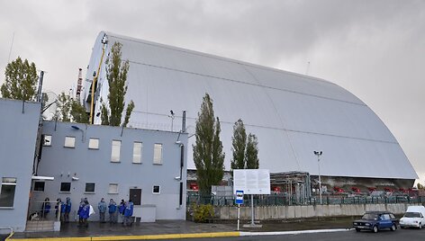 Černobylyje naujas milžini&scaron;kas gaubtas pradėtas stumti ant branduolinio reaktoriaus