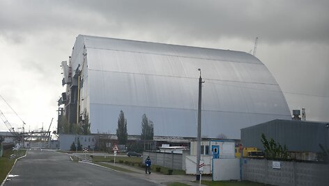 Černobylyje naujas milžini&scaron;kas gaubtas pradėtas stumti ant branduolinio reaktoriaus