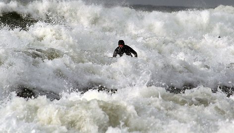 Banglentininkai gaudė bangas Melnragėje