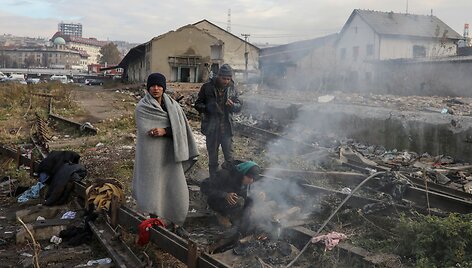 Serbijoje įstrigę migrantai glaudžiasi apleistame sandėlyje 