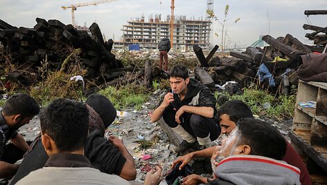 Serbijoje įstrigę migrantai glaudžiasi apleistame sandėlyje 