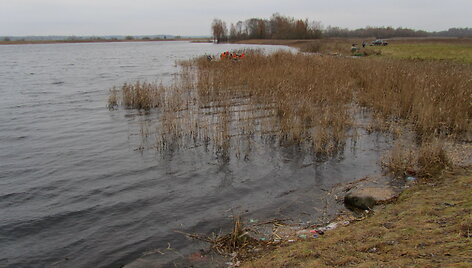 Per gaisrą granulių gamykloje užter&scaron;tas Pakruojo rajono Petraičių tvenkinys atsigauna