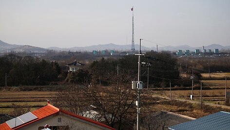 Vaikai veržiasi į Korėjos demilitarizuotoje zonoje veikiančią mokyklą mokytis anglų kalbos
