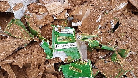 Muitininkų konfiskuotos cigaretės virsta trą&scaron;omis ūkininkų laukuose