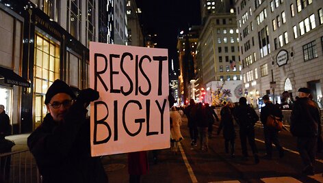 Prezidento Trumpo inauguracijos i&scaron;vakarėse Niujorke į gatves i&scaron;ėjo &scaron;imtai protestuotojų