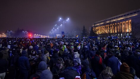 Rumunijoje tūkstančiai žmonių protestavo prie&scaron; amnestiją korumpuotiems politikams