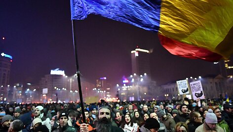 Rumunijoje tūkstančiai žmonių protestavo prie&scaron; korupcijos įstatymo su&scaron;velninimą