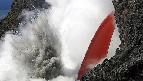 Havajuose į jūrą besiliejanti įspūdinga lavos čiurk&scaron;lė sukėlė smarkių sprogimų