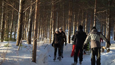 Kanadiečiai Kvebeko miške išliejo 13 km kelią pačiūžoms