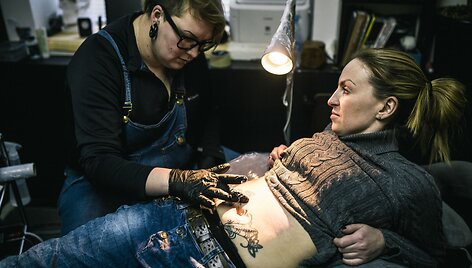 Tatuiruočių meistrė Rusijoje buitinio smurto aukų randus paslepia po tatuiruotėmis